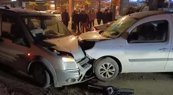 Bursa'da iki hafif ticari araç kafa kafaya çarpıştı: 3 yaralı