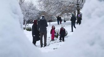 Çamlıca Tepesi'nde kar yağışının keyfini aileler çıkardı