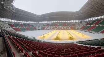 Diyarbakır Stadyumu'nda çimler, don ve buzlanmaya karşı yapay güneş ışığıyla korunuyor