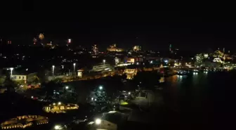 Fatih Sarayburnu'nda toplananlar, boğazdaki havai fişek gösterisi ile yeni yıla girdi
