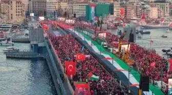 Galata Köprüsü'nde Filistin'e Destek Yürüyüşü