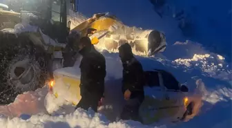 Hakkari'de çığ altında kalan taksideki 3 kişi kurtarıldı