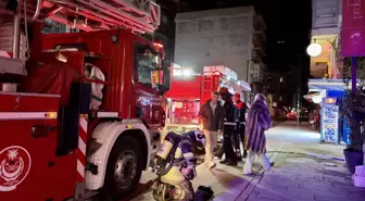 İzmir'de iki katlı iş yerinin çatısında çıkan yangında 2 kişi dumandan etkilendi