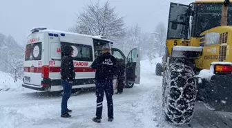 Samsun'da kar nedeniyle yolu kapanan mahalledeki hasta ekiplerce hastaneye ulaştırıldı