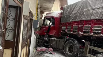 Tokat'ta tırın eve çarpması kameraya yansıdı