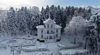 Atatürk Köşkü beyaza büründü; karın keyfini çocuklar çıkardı