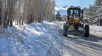 Atatürk Üniversitesi kampüsünde kar temizleme çalışmaları aralıksız sürüyor