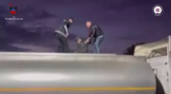 Atık tankerinde özel bölmelerde 32 kaçak göçmen yakalandı; 4 organizatör tutuklandı