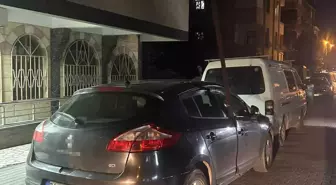 Avcılar'da şiddetli rüzgarda kopan 6 metrelik demir çubuk otomobile saplandı