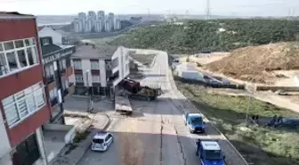 Başakşehir'de binaya saplanan vinci çıkarma çalışmaları 28. saate girdi