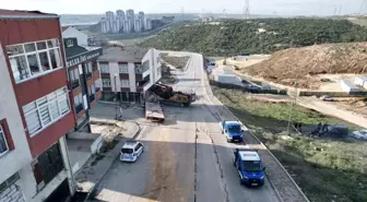 Başakşehir'de binaya saplanan vinci çıkarma çalışmaları 28. saate girdi