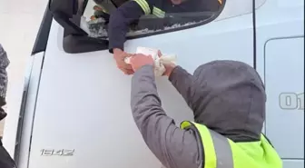 Batman'da yolda kalan araç sürücülerine yiyecek ikram edildi