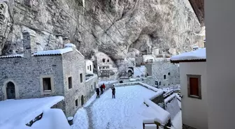 Beyaza bürünen Sümela Manastırı yerli ve yabancı ziyaretçilerini ağırlıyor