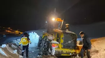 Bitlis'te ekipler yolu kardan kapanan köydeki hasta çocuk için seferber oldu