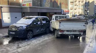 Buzlanan yolda 2 yıl üst üste park halindeki aracına çarptılar