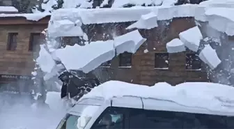 Çatıda biriken kar, iş makinesinin üzerine düştü