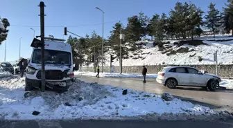 Ciple çarpışan ambulanstaki 2 sağlık çalışanı yaralandı