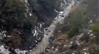 Karlı Yolda Otomobil Dereye Uçtu: Sürücü Son Anda Kurtuldu