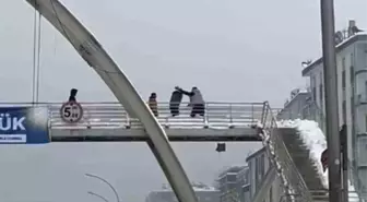 Diyarbakır'da bir şahıs çocukları öldüresiye dövdü: O anlar kamerada