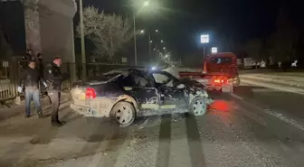 Ehliyetsiz sürücünün kullandığı otomobilin refüje çarptığı kazada 2 kişi yaralandı