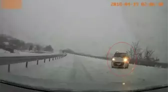 Elazığ'da karlı yolda kontrolden çıkan hafif ticari aracın savrulması kamerada