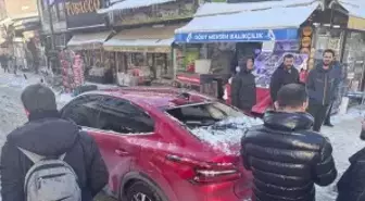 Erzurum'da çatıdan düşen kar kütlesi seyir halindeki araçta hasara yol açtı