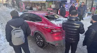 Erzurum'da çatıdan düşen kar kütlesi seyir halindeki araçta hasara yol açtı