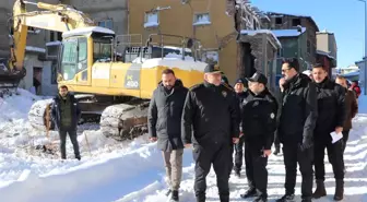 Erzurum'da suç önleyici faaliyet kapsamında metruk binalar yıkılıyor