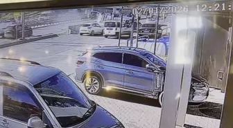 Esenyurt'ta Beton Bariyere Çarpan Araç Yan Yattı