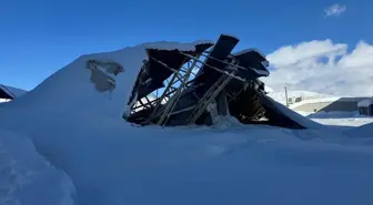 Hakkari'de kar nedeniyle bazı halı saha ve binaların çatıları çöktü