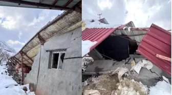 Hakkari'de karın ağırlığıyla ahır çöktü