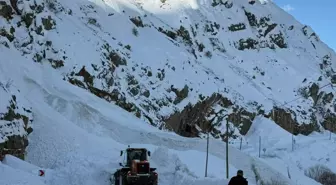 Hakkari-Van kara yoluna çığ düştü; o anlar kamerada