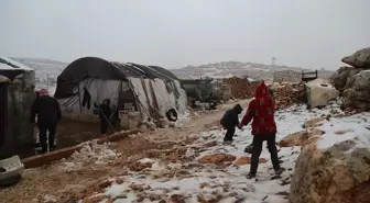 İdlib ve Halep'teki çadır kamplarda yaşayan Suriyeliler çetin kış şartlarıyla mücadele ediyor