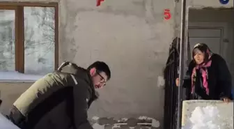 İl Özel İdaresi çalışanı, kardan mahsur kalan kadına kürekle yol açtı