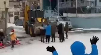 İş makinesinin önünü kesen çocuklar, kaydıkları alanın temizlenmemesini istedi