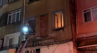 Kadıköy'de yanan 3 katlı metruk binadan atlayan bir kişi yaralandı