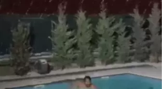 Kar Yağarken Havuza Girdi, Anları Cep Telefonuyla Kaydedildi