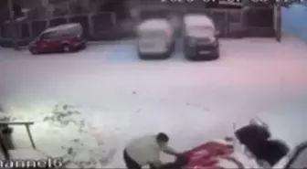 Karla kaplı yolda kayan otomobili durdurup, kazayı önlediler