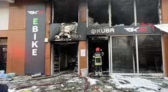 Kocaeli'de bisiklet ve elektrikli araç satışı yapan iş yerinde yangın hasara neden oldu