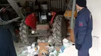 Kontrolden çıkan traktör iş yerine daldı