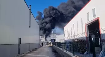 Konya'da fabrika deposu yandı; siyah duman gökyüzünü kapladı