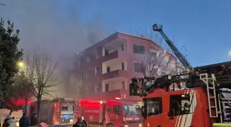 Küçükçekmece'de 3 katlı binada çıkan yangın söndürüldü