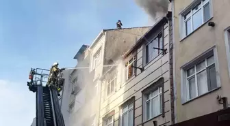 Küçükçekmece'de 3 katlı binanın çatı katı alev topuna döndü, vatandaş yangına bahçe hortumuyla müdahale etti