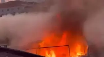 Küçükçekmece'de 3 katlı binada yangın