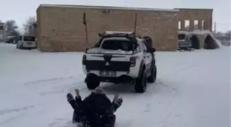 Mardin'de kar, kimisi için çile, kimisi için eğlence oldu