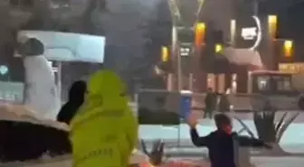 Mardin'de Trafik Polisleri Kar Topu Oynayan Çocuklara Eşlik Etti