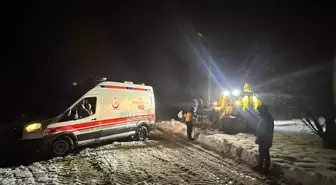 Mardin'de yolda mahsur kalan ambulans belediye ekiplerince kurtarıldı