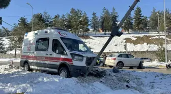 Otomobil ile ambulans çarpıştı: 2 yaralı