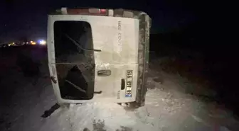 Otomobille çarpışan minibüs şarampole takla attı: 2 yaralı