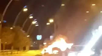 Park halindeki otomobil alev topuna döndü